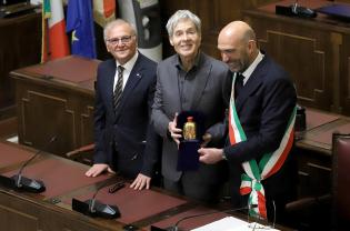 Bari omaggia Claudio Baglioni con la sacra Manna di San Nicola: &laquo;Grazie per quell'indimenticabile concerto tra le macerie del Petruzzelli&raquo;