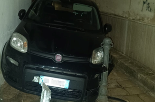 Colpo nella notte al punto scommesse: fuga folle tra i centri del Salento, bloccati dopo lo schianto contro un palo VIDEO