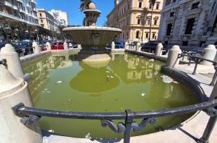 Fontane monumentali del centro di Bari nel degrado: vasche piene di acqua sporca e rifiuti davanti al Petruzzelli