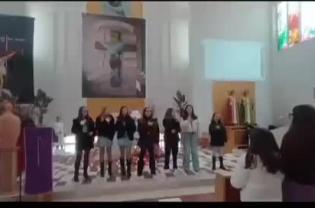 &laquo;Per sempre s&igrave;&raquo; diventa preghiera: a Margherita di Savoia 200 ragazzi cantano Sal Da Vinci durante la Messa