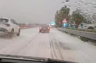 Palagiano, grandinata record blocca la citt&agrave;: strade imbiancate e traffico in tilt