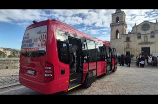 Matera si illumina di arancione: 35 bus per dire basta alla violenza sulle donne