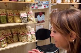 Benedetta Parodi a spasso per Bari Vecchia: il panzerotto addentato in orizzontale diventa lo spot  