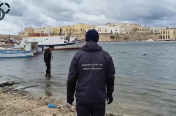Gallipoli, liberato il Seno del Canneto: rimossi centinaia di ormeggi abusivi e sequestrate 6 barche
