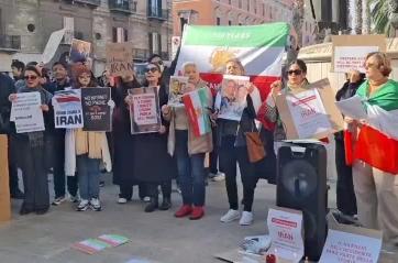 Bari, un flash mob per solidariet&agrave; verso il  popolo iraniano: &laquo;Basta mattanza e censura&raquo;