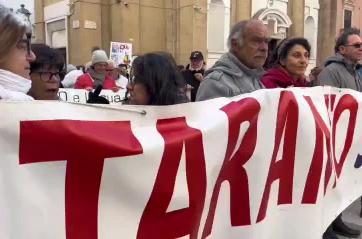 Taranto, cittadini in corteo contro l'ex Ilva: «Vogliamo la città libera». Depositato ricorso contro l'Aia