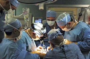 Dopo una mastectomia per un tumore, a Bari ricostruito il seno con tessuto addominale