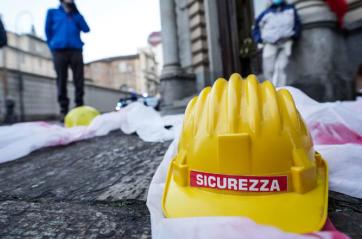 Taranto, precipita da 12 metri mentre pulisce un nastro trasportatore all'Ex Ilva: muore operaio 37enne