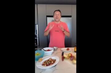 Salvini in vacanza in Puglia e il suo tutorial per "sponzare" le friselle