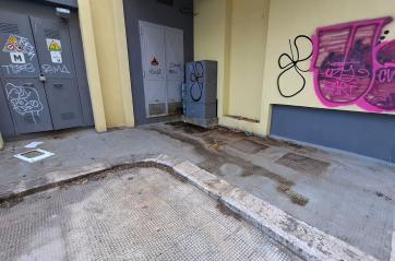Bari, orinatoio a cielo aperto in un parcheggio: degrado a due passi dalla scuola e dal lungomare