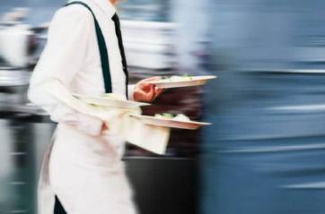 Taranto, la denuncia di un cameriere 24enne: «Ho lavorato 10 giorni da schiavo in pizzeria, 195 euro per 80 ore di lavoro»