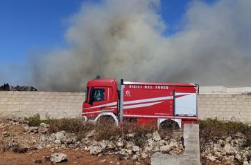 Racale, scoppia un maxi incendio vicino la stazione: fiamme in un capannone a ridosso delle abitazioni, stop ai treni VIDEO