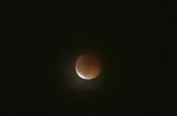 Eclissi di luna, il cielo tinto di rosso incanta la Puglia e conquista i social: pioggia di scatti