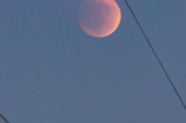 Eclissi di luna, il cielo tinto di rosso incanta la Puglia e conquista i social: pioggia di scatti