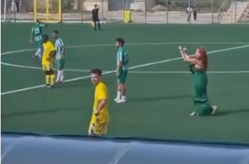 Manduria, entra in campo e fa il dito medio all'arbitro: espulsa la vice presidente Elsa Occhilupo VIDEO