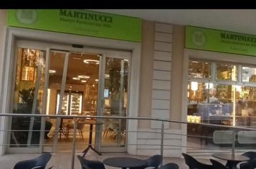 Casarano, nuovo colpo alla gelateria Martinucci: ladro sfonda la vetrina con una mazza di ferro e scappa con l'incasso
