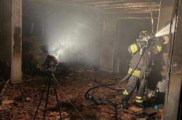Bitritto, incendio nella notte in un box auto: chiuso l'asilo al piano terra, evacuati i condomini VIDEO