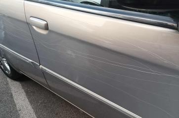 Putignano, con un chiodo graffia tutte le auto parcheggiate sotto il ponte: sorpreso dai proprietari, non risponde