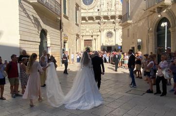 Lecce in festa per le nozze del fratello di Charles Leclerc: folla in piazza per l’arrivo della sposa