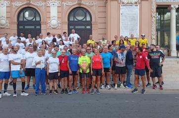 Bari, flash-mob dei runner stretti attorno a Vito, 62enne colpito da un uovo che ha rischiato di perdere l'occhio VIDEO