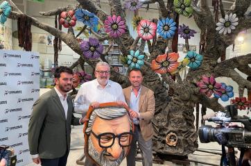 Michele Emiliano diventa una maschera gigante in cartapesta al Carnevale di Putignano