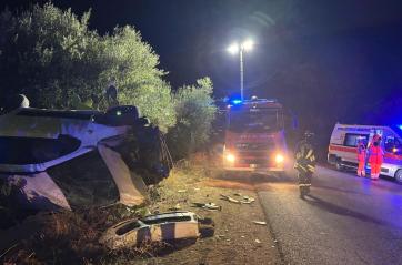 Sp240, nella notte Fiat 500 esce fuori strada ribaltandosi: due i feriti, uno è in codice rosso FOTO