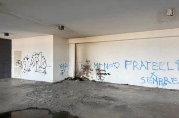 Vandali sul waterfront di San Girolamo: ragazzini appiccano il fuoco, scritte oscene e urina dappertutto