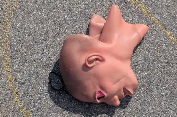 Molfetta, ecco l'armamentario del rapinatore: borsone, mitra e una maschera in silicone