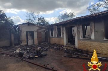 Incendio in una villa abbandonata a Corato: in fiamme anche un camper e un semirimorchio
