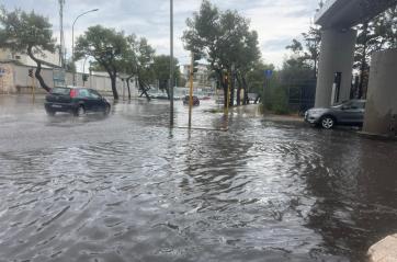Bari sotto l'acqua, strade allagate in zona Fiera: previste piogge fino al weekend