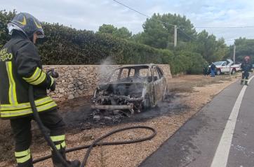 Sp193, all'altezza di Presicce auto prende fuoco e il guidatore riesce a salvarsi uscendo dalla vettura