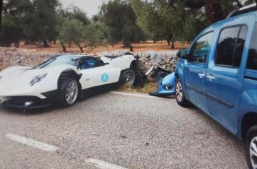 Scontro sulla Monopoli-Conversano, una costosissima Pagani impatta con un Doblò