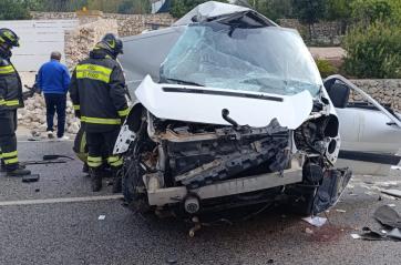 Sp275, perde il controllo del furgoncino ed esce fuori strada: conducente in codice rosso FOTO VIDEO