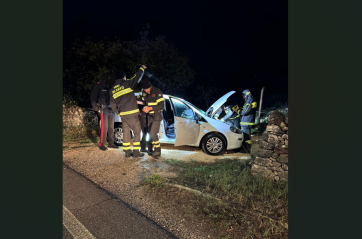 Noci, inseguimento dei carabinieri nella notte: il ladro guida contromano e poi abbandona l'auto rubata FOTO