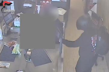 Quattro rapine ai supermercati del Barese: arrestato un 23enne