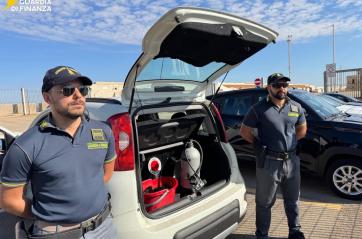 Blitz della Finanza a Torre Inserraglio: fermato pescatore di frodo con 200 ricci di mare VIDEO