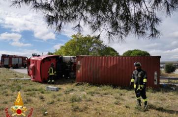 Modugno, tir esce fuori strada e si ribalta su un fianco: illeso l'autista