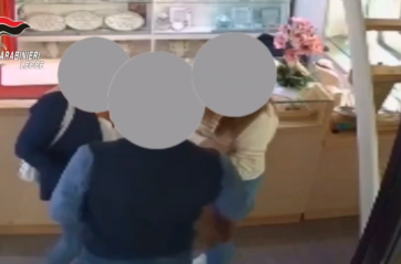 Fingono di voler comprare gioielli e fuggono con 1000 euro di preziosi: arrestate due donne a Lequile VIDEO