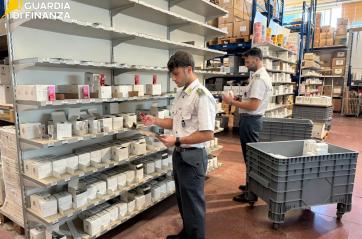 Smalti per unghie con TPO, sostanza vietata dal settembre scorso: sequestrato laboratorio a Trani