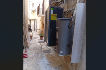 Bari vecchia, il degrado pericoloso di strada Sant'Onofrio: la denuncia di un lettore FOTO