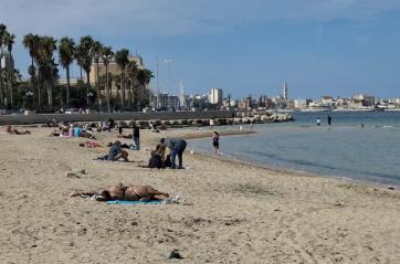 Bari, il fine stagione a Pane e Pomodoro tra turisti in acqua e un piccione morto sulla spiaggia