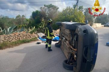 Ostuni, auto si ribalta in contrada Acquarella: marito e moglie estratti dalle lamiere