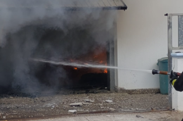 Salve, in fiamme il garage di casa: due famiglie scampate al  pericolo, anche il nonno e il cagnolino VIDEO