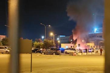 Bruciano due auto nel parcheggio dell’ospedale di Casarano: paura nella notte