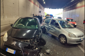Lecce, carambola di auto nella galleria Condò: tamponamenti a catena FOTO