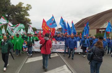 Ex Ilva, 24 ore di sciopero in tutti i siti del gruppo. Il Corteo a Taranto sfida il maltempo: «Non ci sono prospettive» VIDEO