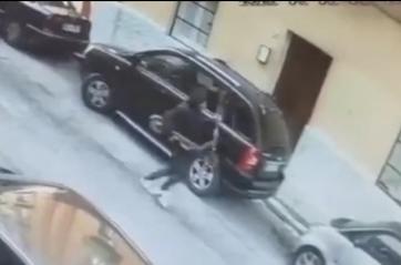 Taranto, entra in un condominio e ruba un monopattino: la fuga in auto ripresa dalle telecamere VIDEO