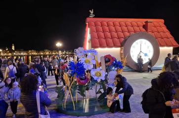 Bari, tutti pazzi per la MulinoSveglia gigante che conquista famiglie e bambini VIDEO