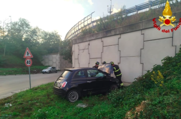 Brindisi, all'"incrocio della morte" scontro tra due auto e poi l'incendio: una persona trasportata in ospedale FOTO