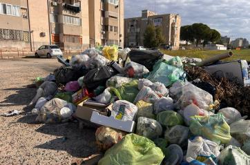«Così ci stiamo ammalando»: al quartiere Paolo VI i residenti tra cumuli di rifiuti e umidità